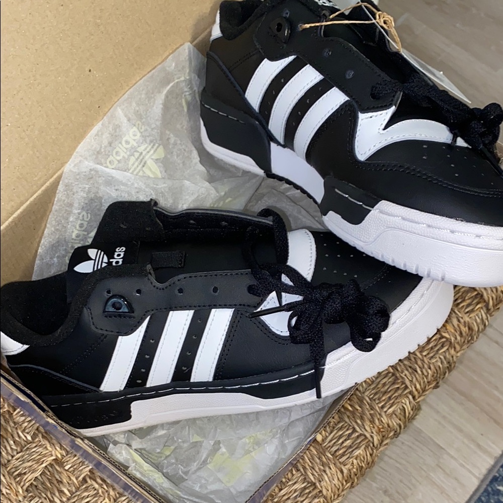 7Y/8.5 Women Adidas Black and White Sneakers with Chunky Silhouette